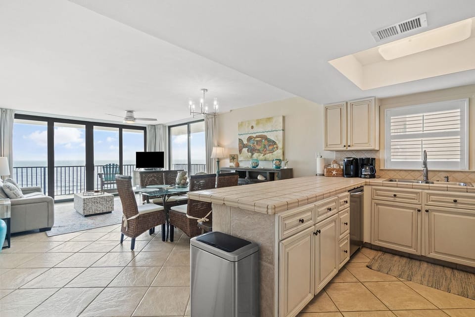 Condo, Multiple Beds (Lei Lani 607T) | Private kitchen | Oven, toaster, paper towels