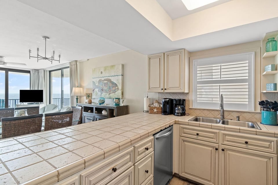 Condo, Multiple Beds (Lei Lani 607T) | Private kitchen | Oven, toaster, paper towels