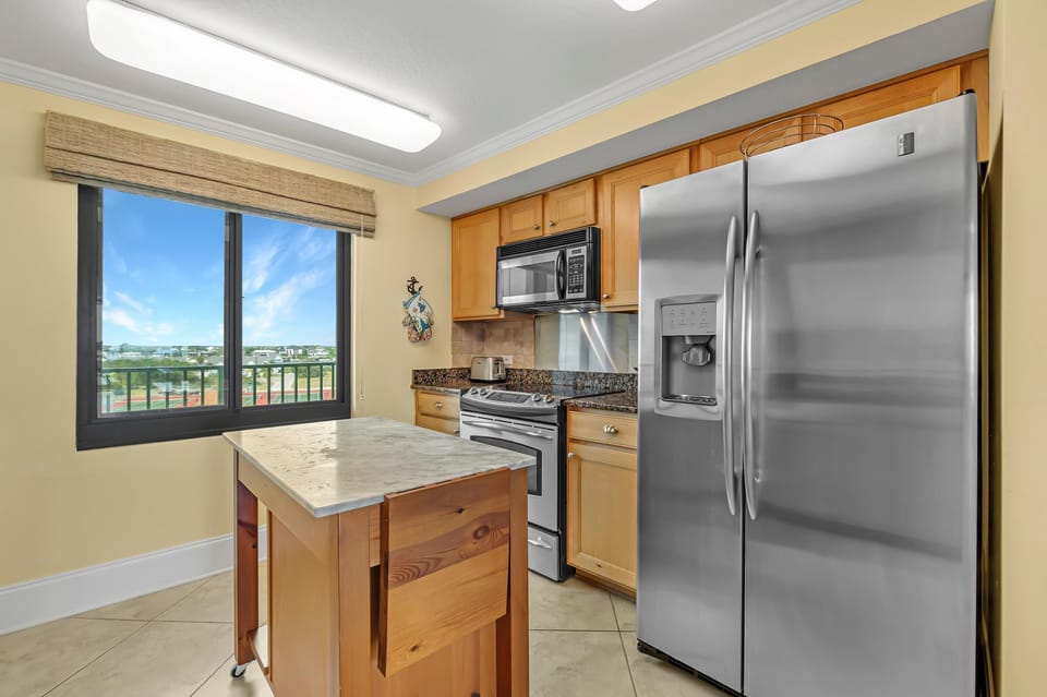Condo, Multiple Beds (Perdido Towers East 502) | Private kitchen | Oven, toaster, paper towels