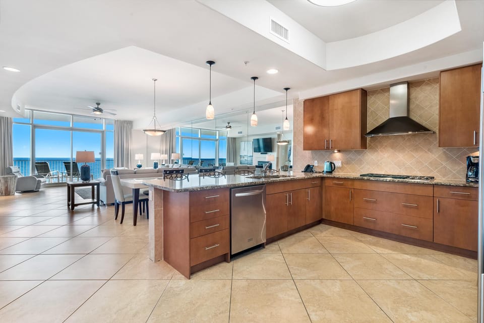 Condo, Multiple Beds (Turquoise D1306) | Private kitchen | Oven, toaster, paper towels