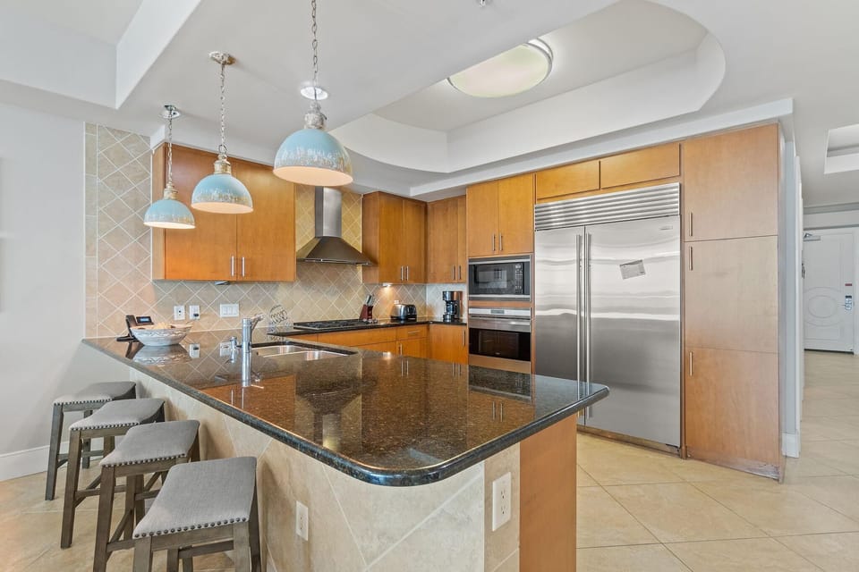 Condo, Multiple Beds (Turquoise C1706) | Private kitchen | Oven, toaster, paper towels