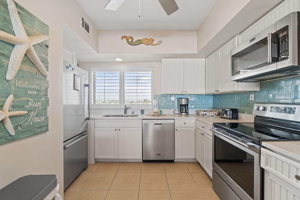 Condo, Multiple Beds (Shipwatch A403) | Private kitchen | Paper towels