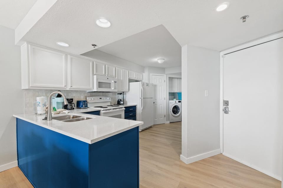 Condo, 1 King Bed with Sofa bed (Perdido Sun 400) | Private kitchen | Paper towels