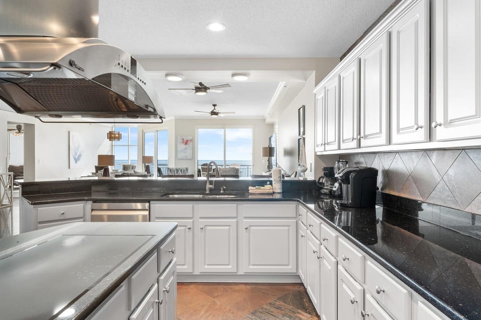 Condo, Multiple Beds (Palacio Penthouse 1903) | Private kitchen | Oven, toaster, paper towels