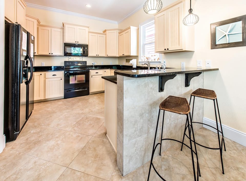 House, Multiple Beds (Happily Ever After) | Private kitchen | Oven, toaster