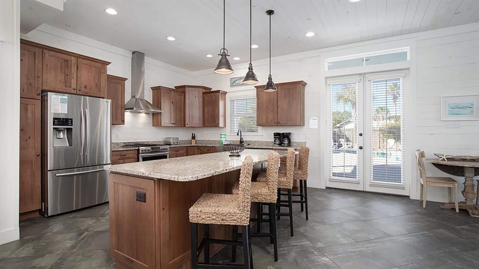 House, Multiple Beds (TexaBama Breeze) | Private kitchen