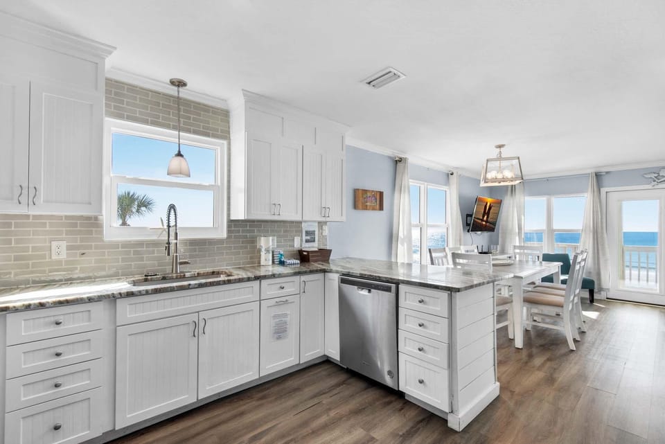 House, Multiple Beds (Pointe of View) | Private kitchen | Oven, toaster