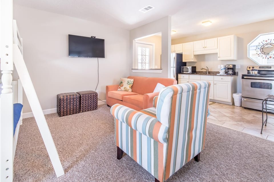 House, Multiple Beds (Ocean Breezes) | Living area | TV
