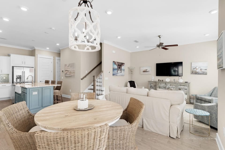 House, Multiple Beds (Town of Prominence 326B- Seaside Para) | Dining