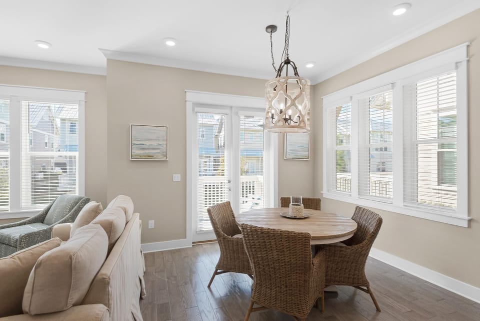House, Multiple Beds (Town of Prominence 326B- Seaside Para) | Dining