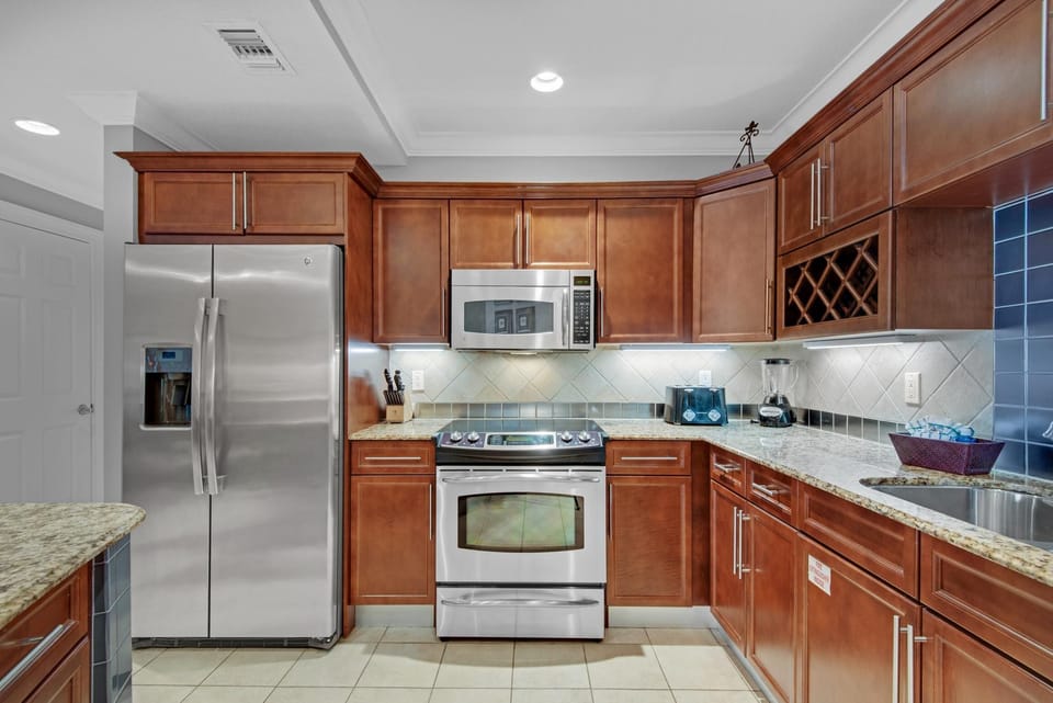 Condo, Multiple Beds (Emerald Grande W728) | Private kitchen | Oven, toaster