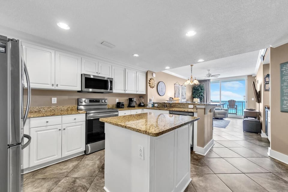 Condo, Multiple Beds (Majestic Beach Towers 2-1005) | Private kitchen | Oven, toaster