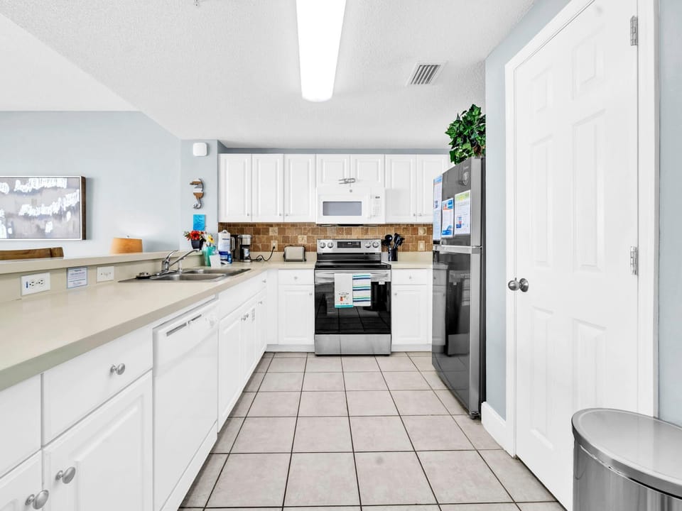 Condo, 1 King Bed with Sofa bed (Majestic Beach Towers 1-2314) | Private kitchen | Oven, toaster