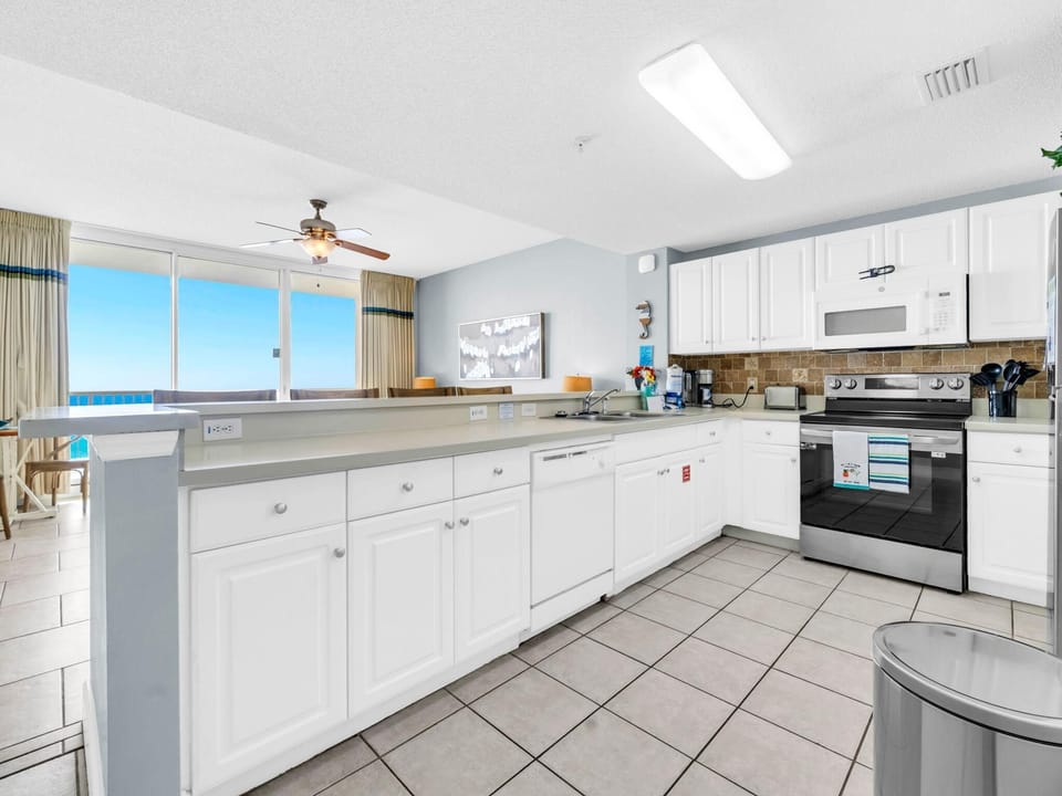 Condo, 1 King Bed with Sofa bed (Majestic Beach Towers 1-2314) | Private kitchen | Oven, toaster