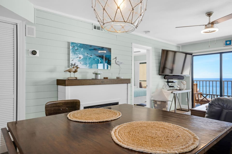 Condo, 1 King Bed with Sofa bed (Commodore 1302 Caspian Rose) | Dining