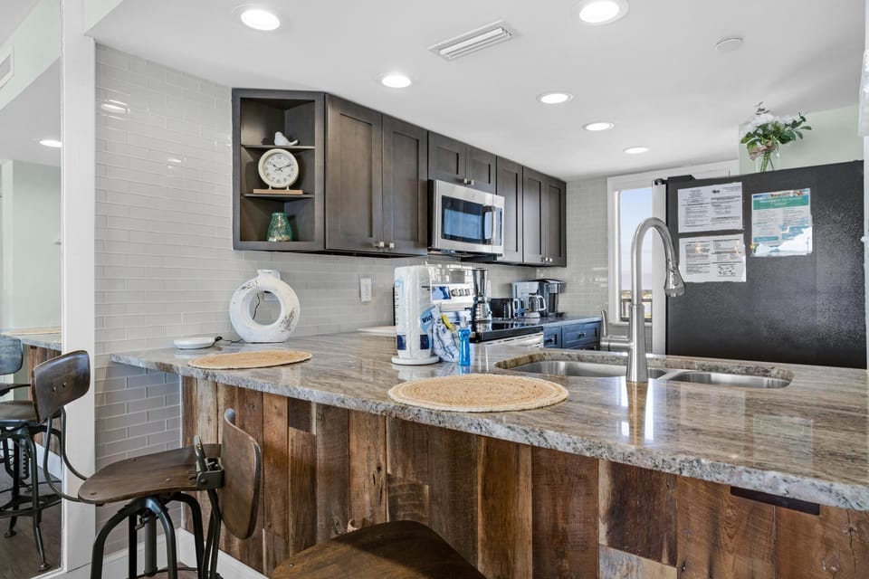 Condo, 1 King Bed with Sofa bed (Commodore 1302 Caspian Rose) | Private kitchen | Oven, toaster