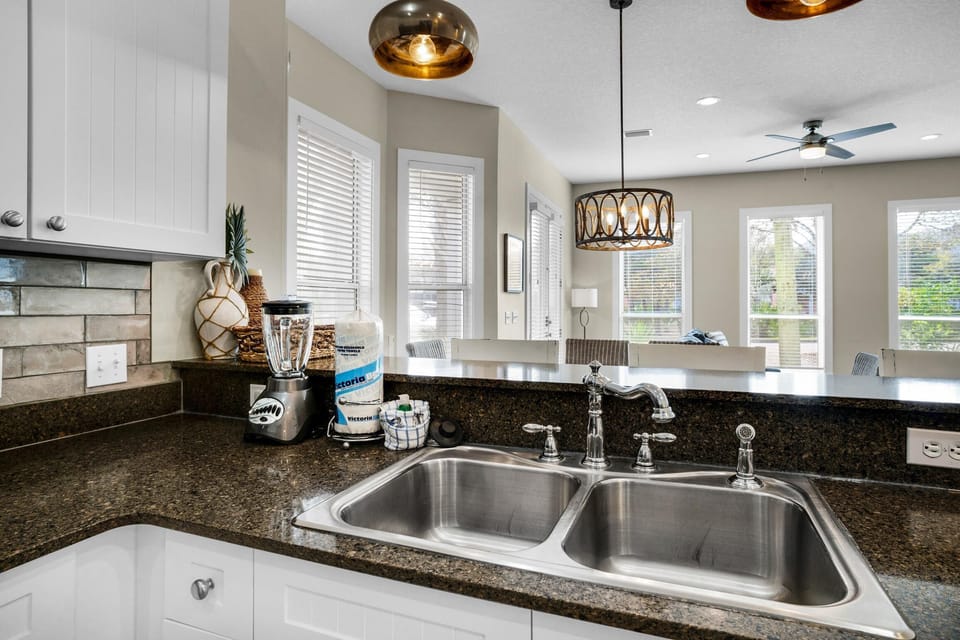 House, Multiple Beds (A Piece of Heaven) | Private kitchen | Oven, toaster