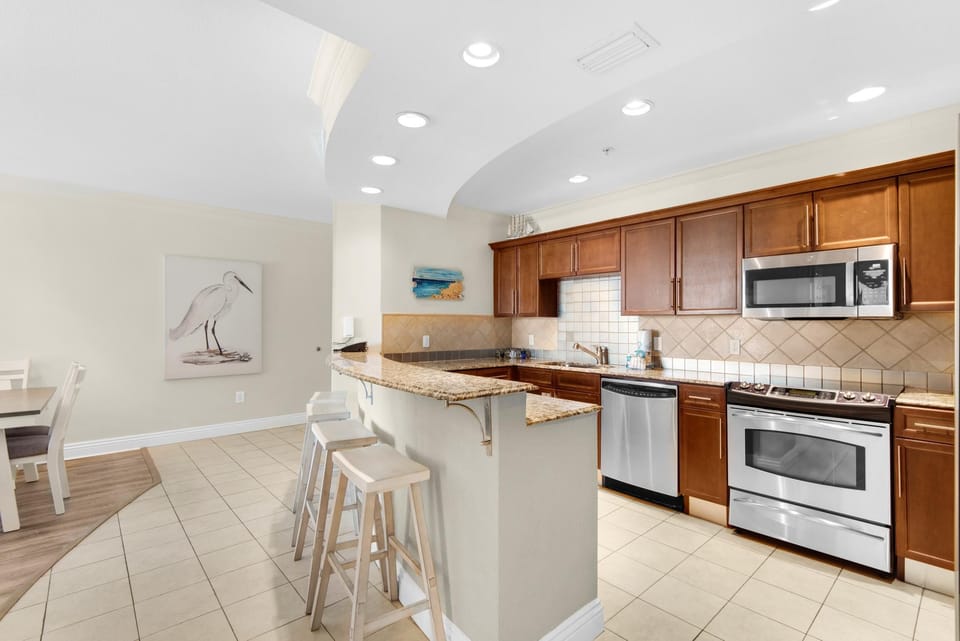 Condo, Multiple Beds (Emerald Grande W223) | Private kitchen | Oven, toaster