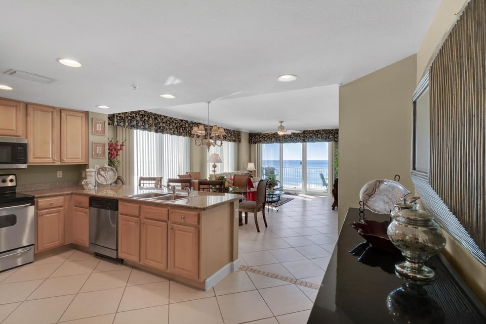 Condo, Multiple Beds (Grandview East 401) | Private kitchen | Oven, toaster