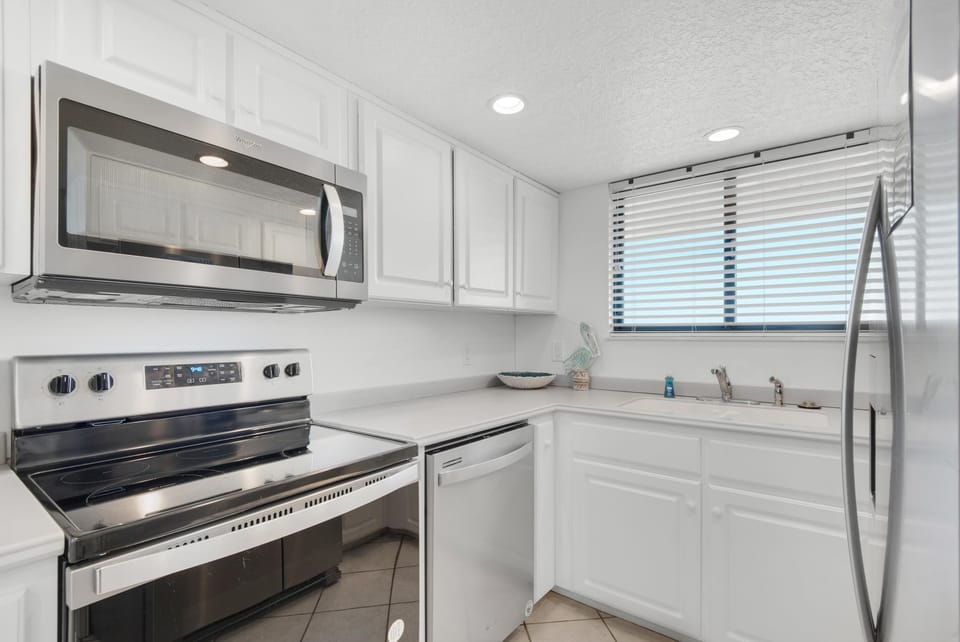 Condo, Multiple Beds (SunDestin 818) | Private kitchen | Oven, toaster