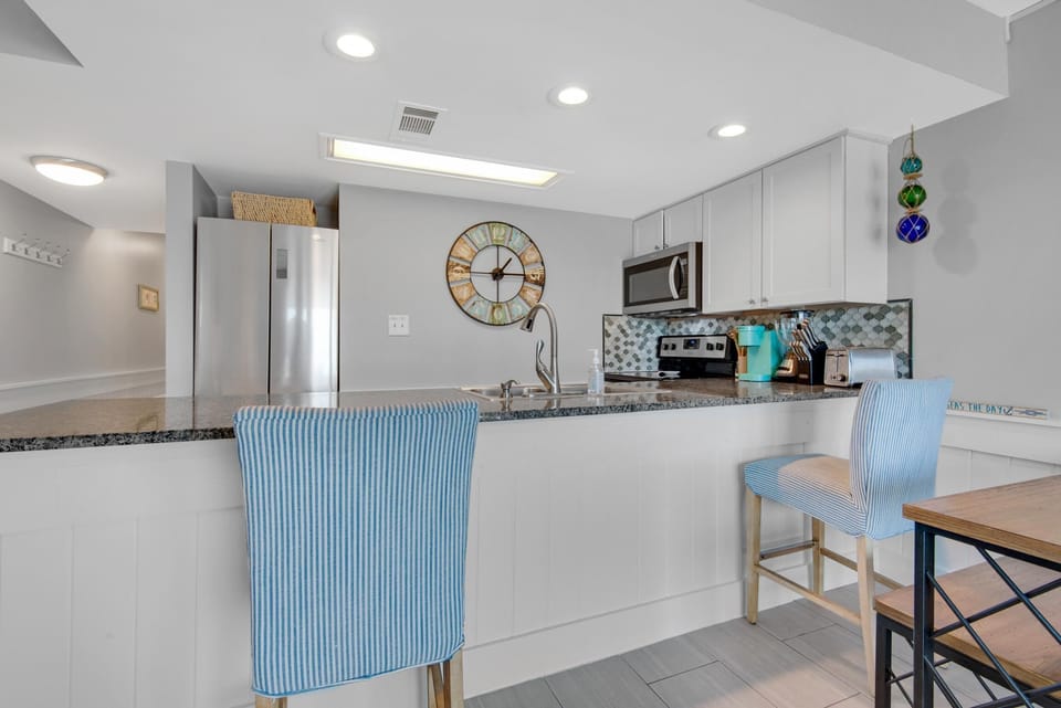 Condo, 1 King Bed with Sofa bed (Gulf View 216) | Private kitchen