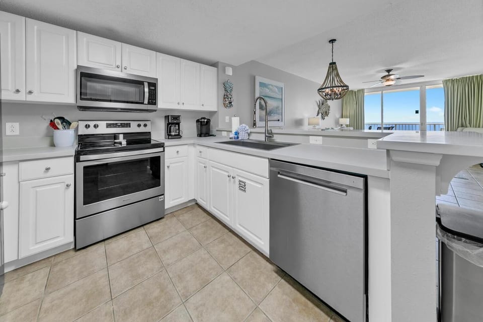 Condo, Multiple Beds (Majestic Beach Towers I 2002 Stay Sal) | Private kitchen | Oven, toaster