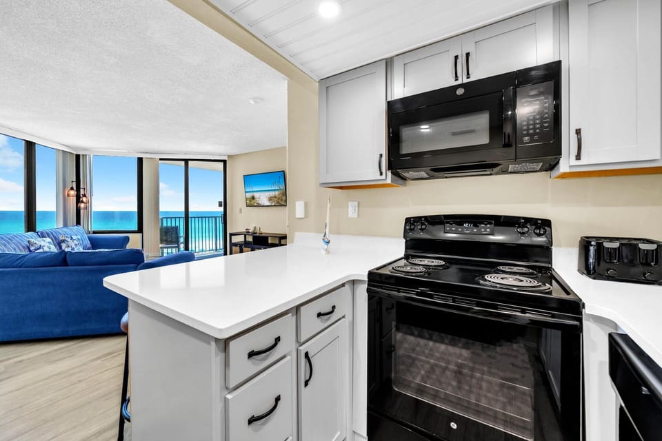 Condo, 1 King Bed with Sofa bed (Sunbird 508E) | Private kitchen | Oven, toaster