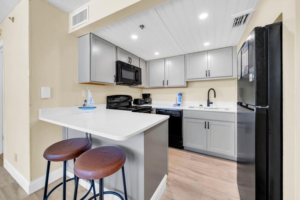 Condo, 1 King Bed with Sofa bed (Sunbird 508E) | Private kitchen | Oven, toaster