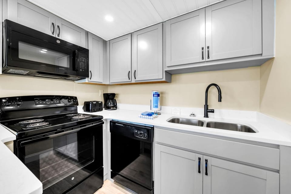 Condo, 1 King Bed with Sofa bed (Sunbird 508E) | Private kitchen | Oven, toaster