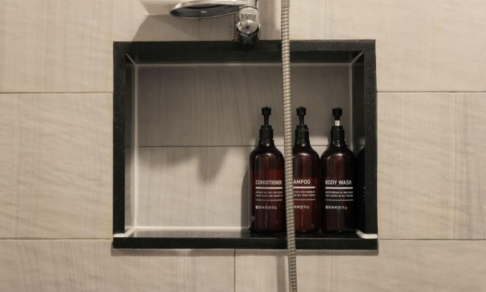 Deluxe Room | Bathroom | Shower, free toiletries, hair dryer, bathrobes