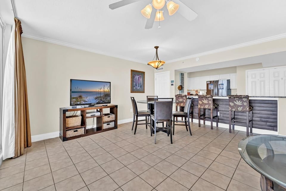 Condo, 1 King Bed with Sofa bed (Emerald Beach 1033) | Dining