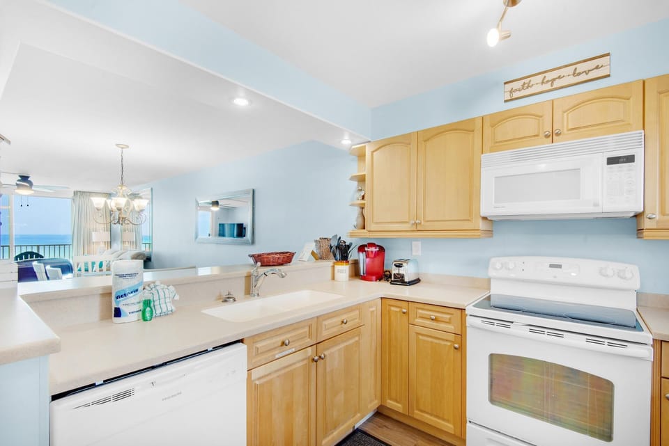 Condo, Multiple Beds (Destin on the Gulf 402) | Private kitchen | Oven, toaster