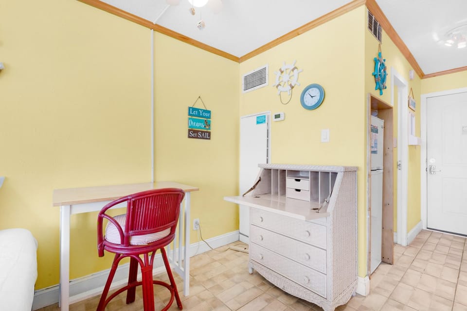Studio, 2 Queen Beds (Top of the Gulf 822) | Interior