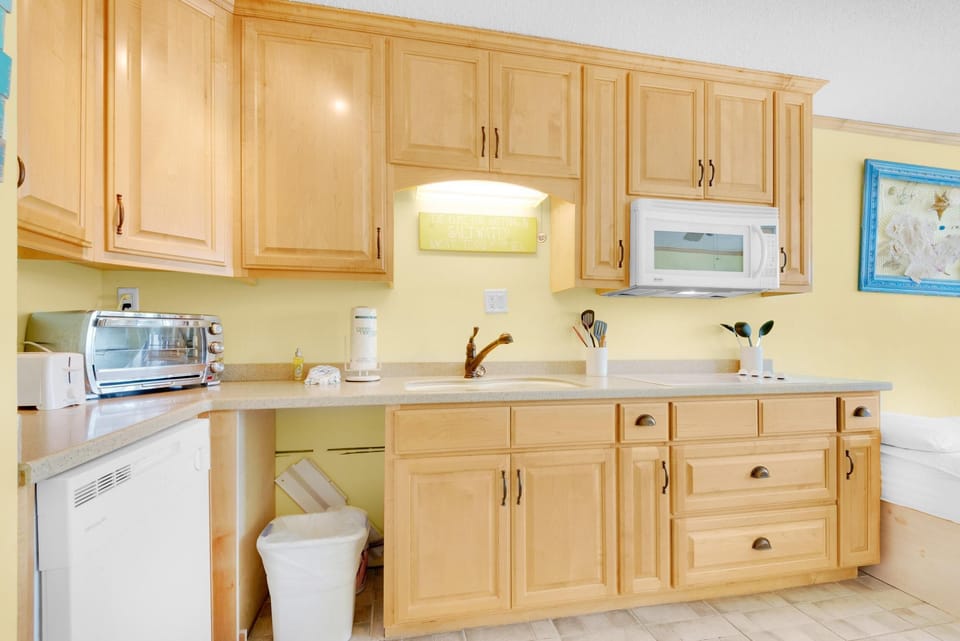 Studio, 2 Queen Beds (Top of the Gulf 822) | Private kitchen | Oven, toaster