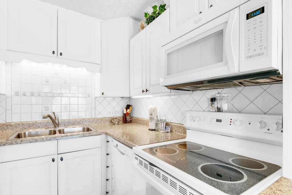 Condo, Multiple Beds (The Summit 928) | Private kitchen | Oven, toaster