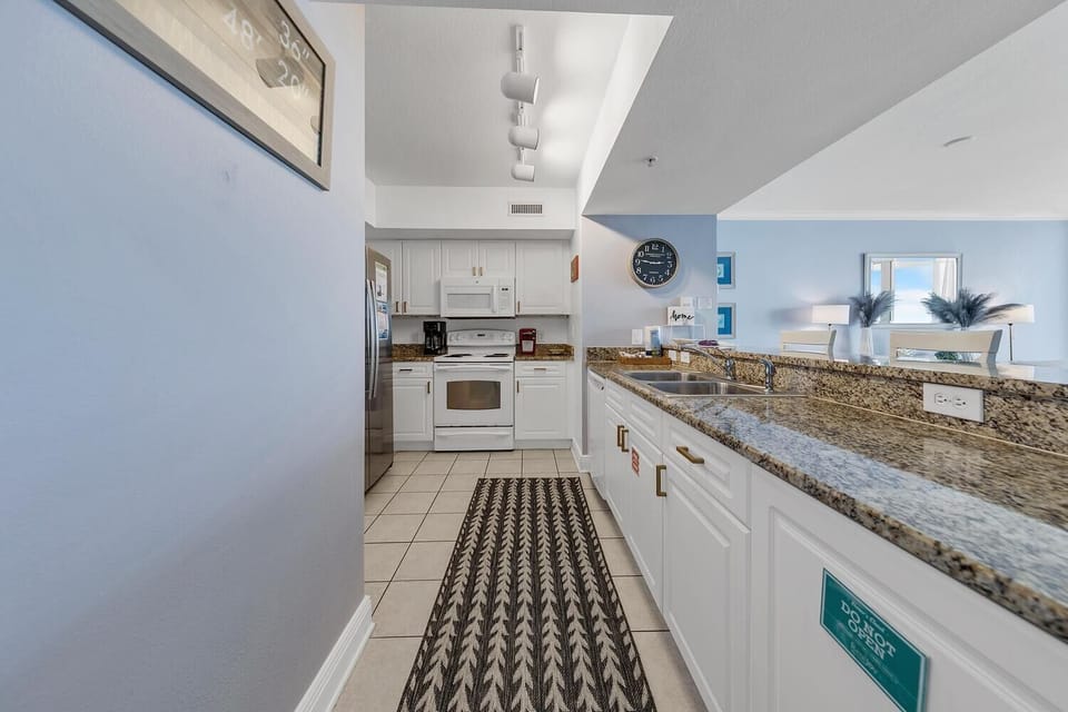 Condo, Multiple Beds (Emerald Beach 1035) | Private kitchen | Oven, toaster