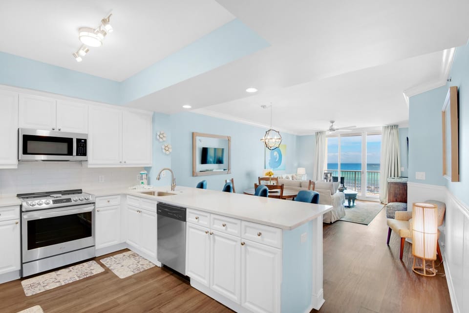 Condo, Multiple Beds (Azure #407) | Private kitchen | Oven, toaster