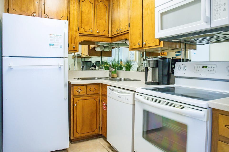House, Multiple Beds (Horizon South 38B) | Private kitchen | Oven, toaster