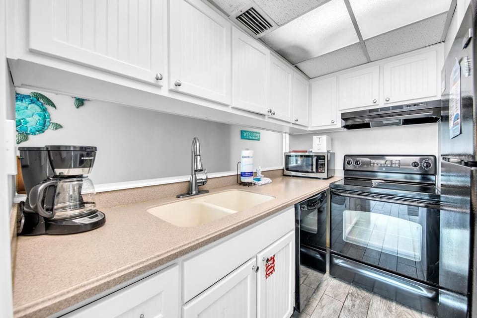 Condo, 1 Queen Bed with Sofa bed (Sunbird 401E) | Private kitchen | Oven, toaster