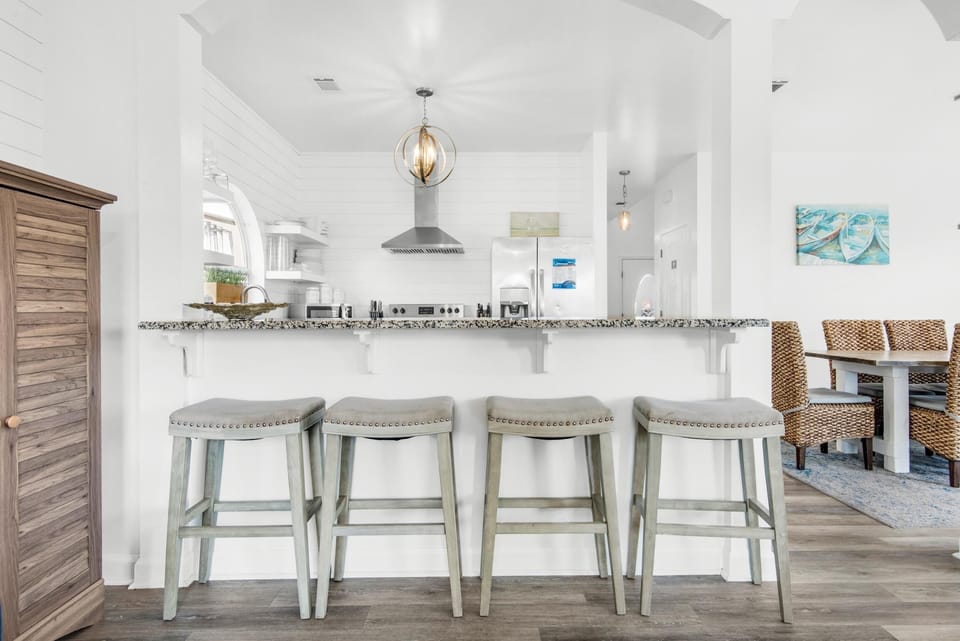 House, Multiple Beds (Miramar Charms) | Dining