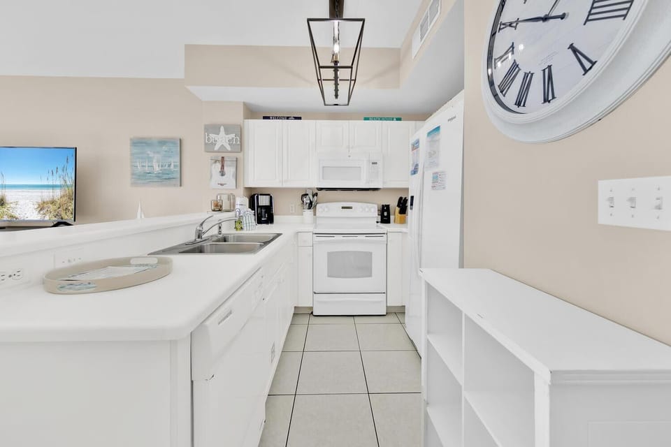 Condo, 1 King Bed with Sofa bed (Celadon 1103 - Beach Paradise) | Private kitchen | Oven, toaster