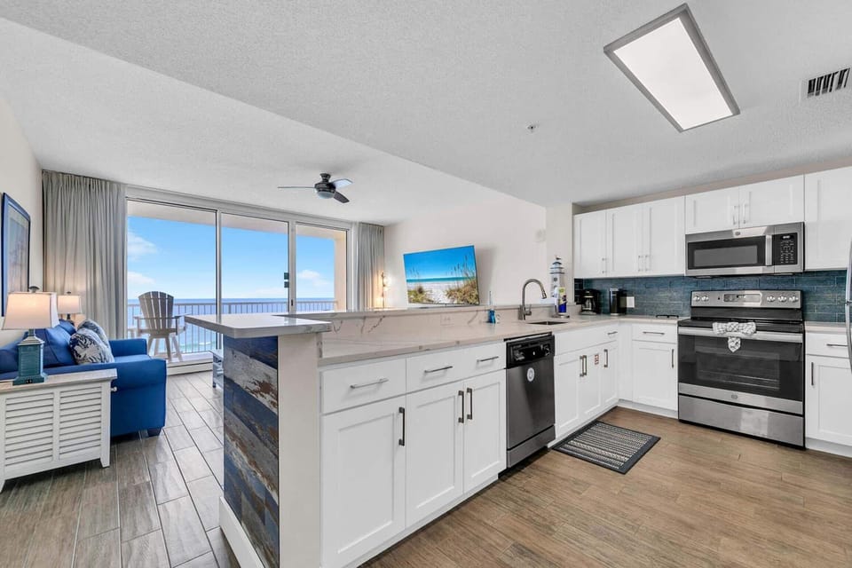 Condo, 1 King Bed with Sofa bed (Majestic Beach Towers 1-1014) | Private kitchen | Oven, toaster