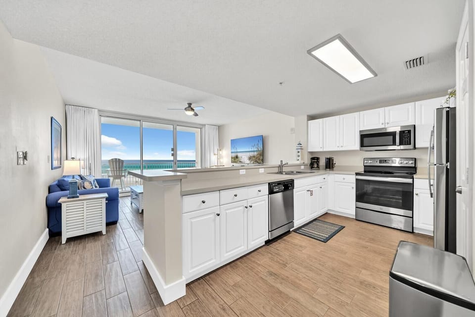 Condo, 1 King Bed with Sofa bed (Majestic Beach Towers 1-1014) | Private kitchen | Oven, toaster