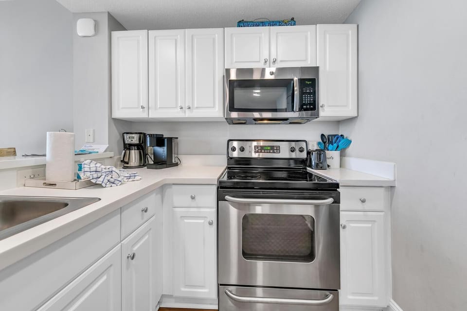 Condo, 1 King Bed with Sofa bed (Majestic Beach Towers 1-2205) | Private kitchen | Oven, toaster