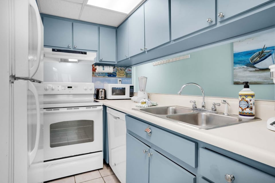 Condo, 1 Queen Bed with Sofa bed (Sunbird 810E) | Private kitchen | Oven, toaster
