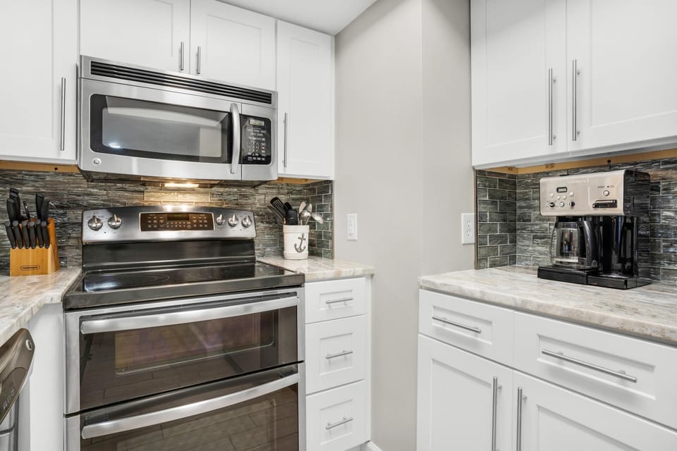 Condo, 1 King Bed with Sofa bed (Hidden Dunes Beach Cottage 208- Dune ) | Private kitchen | Oven, toaster