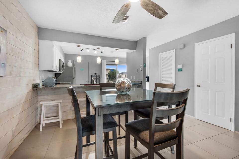 Condo, Multiple Beds (Sandprints A6- Life of Riley) | Dining
