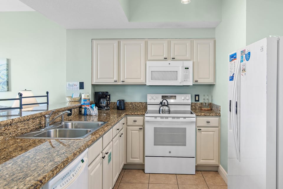 Condo, 1 Queen Bed with Sofa bed (Ariel Dunes I 606) | Private kitchen | Oven, toaster
