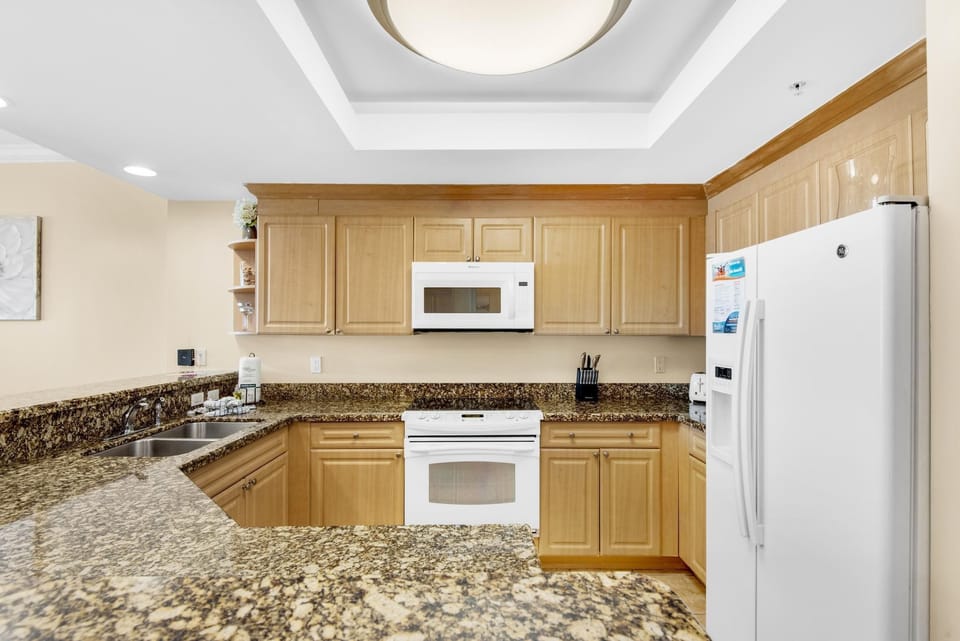 Condo, Multiple Beds (Boardwalk 1810) | Private kitchen | Oven, toaster
