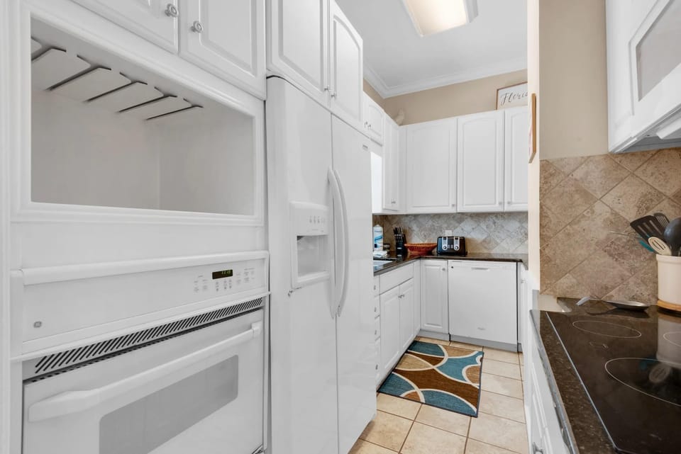 House, Multiple Beds (Blue Pelican) | Private kitchen | Oven, toaster